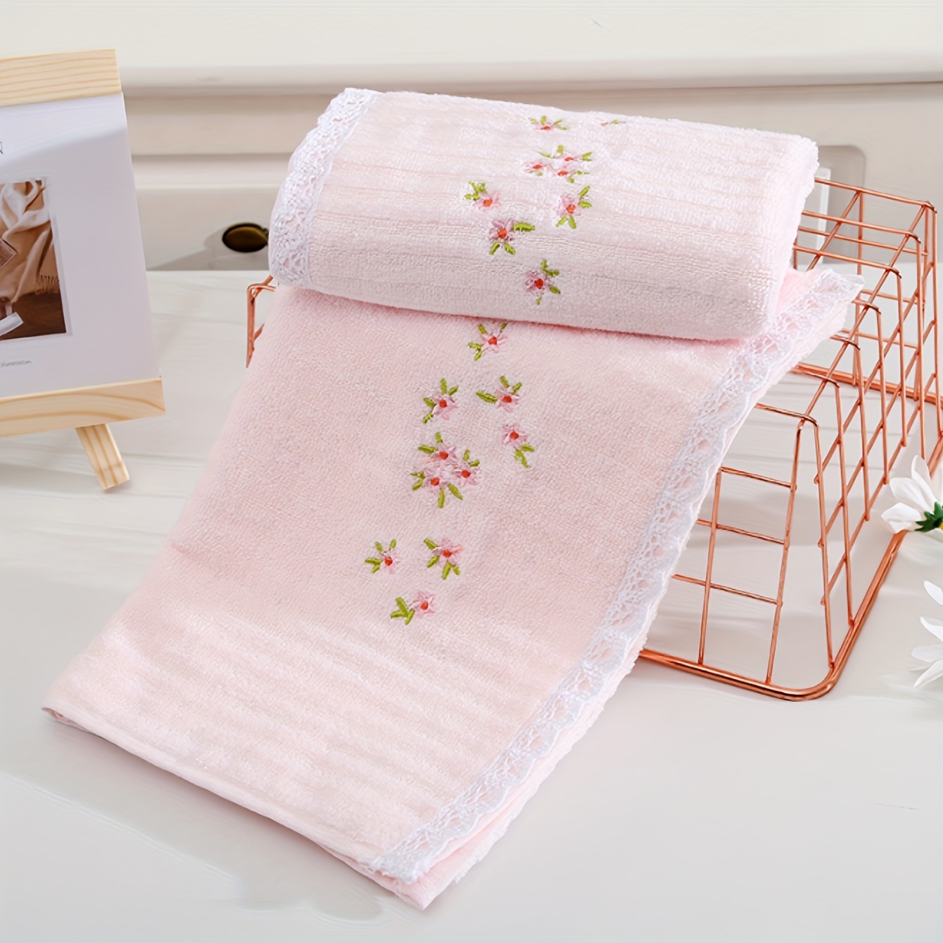 

1pc Flower Embroidered Hand Towel, Pinkish Skin-friendly Soft Face Towel, Absorbent Daily Towel Perfect For Men And Women, Bathroom Supplies, Home Supplies