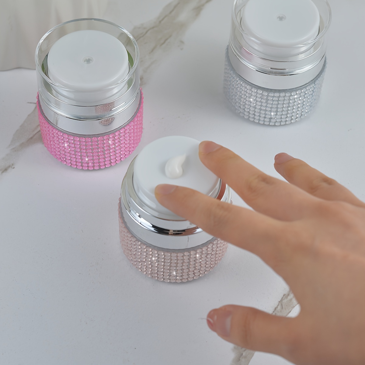 

Pot de voyage en plastique avec pompe à vide rechargeable de 15 ml et décoré de strass pour crèmes et lotions, sans parfum