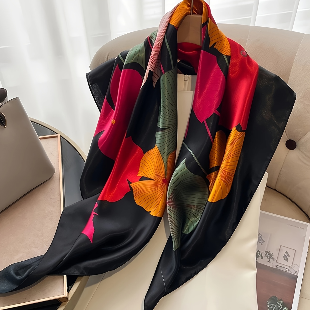 E-shop 1 Luxuriöser Schwarzer Geometrischer Druck Schal - Atmungsaktives, Leichtes Polyester Quadrat Handtuch für Alle Jahreszeiten, Modischer