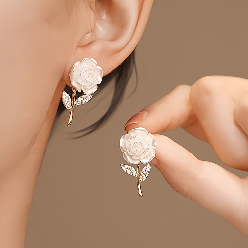 E-shop 1 Paar orientalische, leichte, süße, cremefarbene Rosenblüten-Ohrringe, passend für den täglichen Gebrauch von Frauen