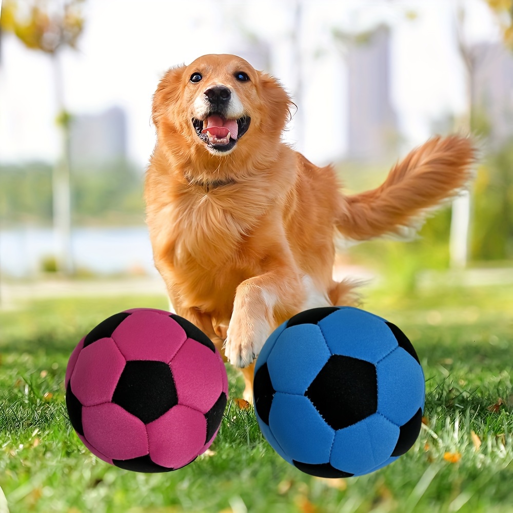 

1pc de ballon de football pour animaux de compagnie, un jouet pour l'entraînement des chiens, un jouet interactif en peluche qui flotte sur , adapté aux races de taille moyenne.