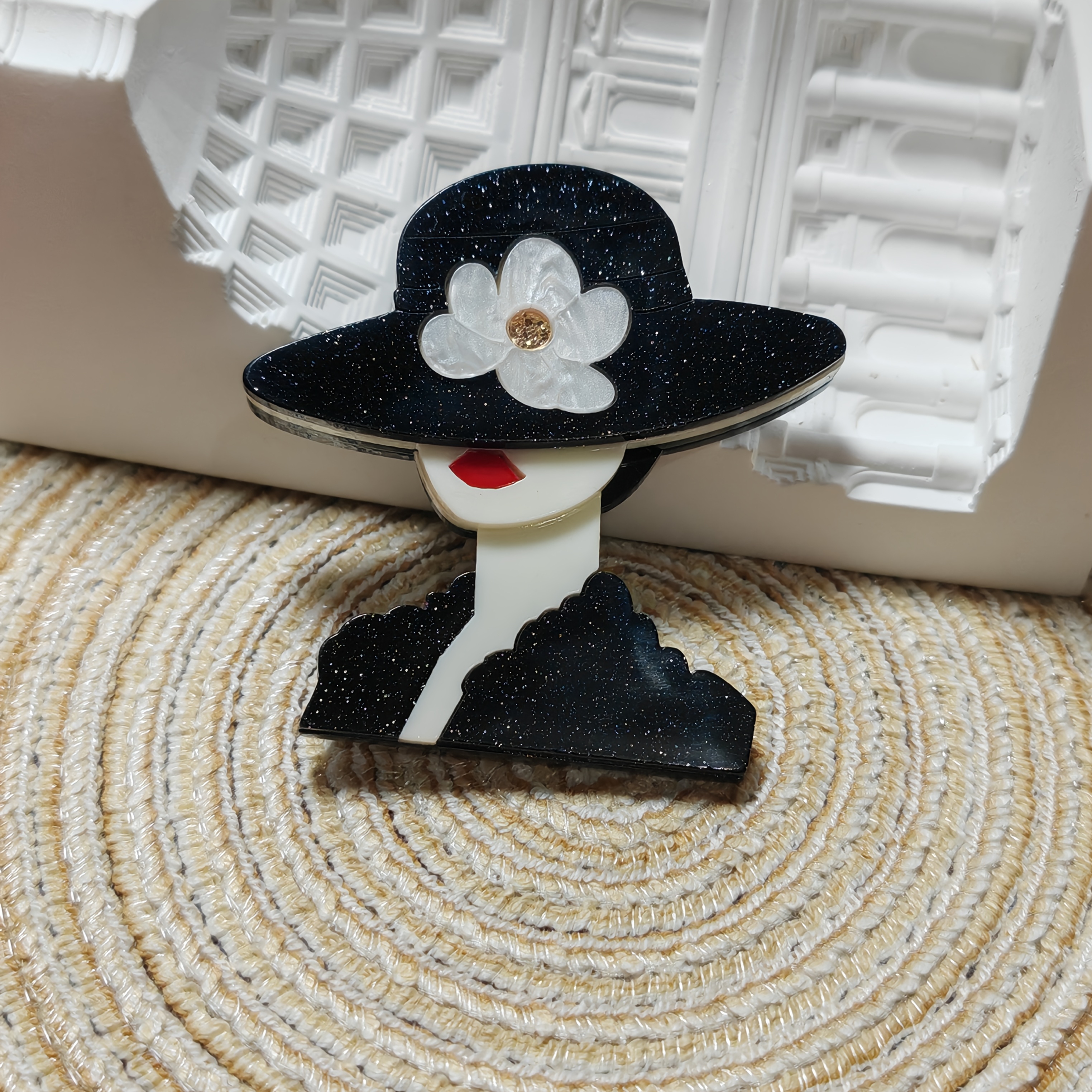 

1pc Fashionable Black Hat Brooch, Vintage Style Acrylic Pin For Women, Suitable For All-year Wear