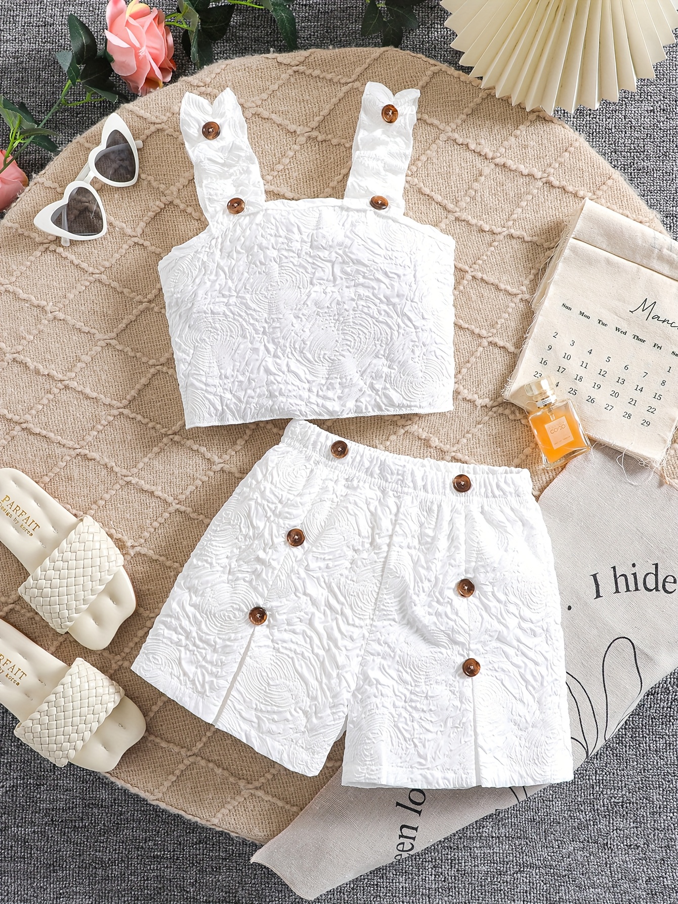 conjunto casual moderno para niñas con     y shorts holgados,   un conjunto   de   piezas, ideal para actividades al aire libre.