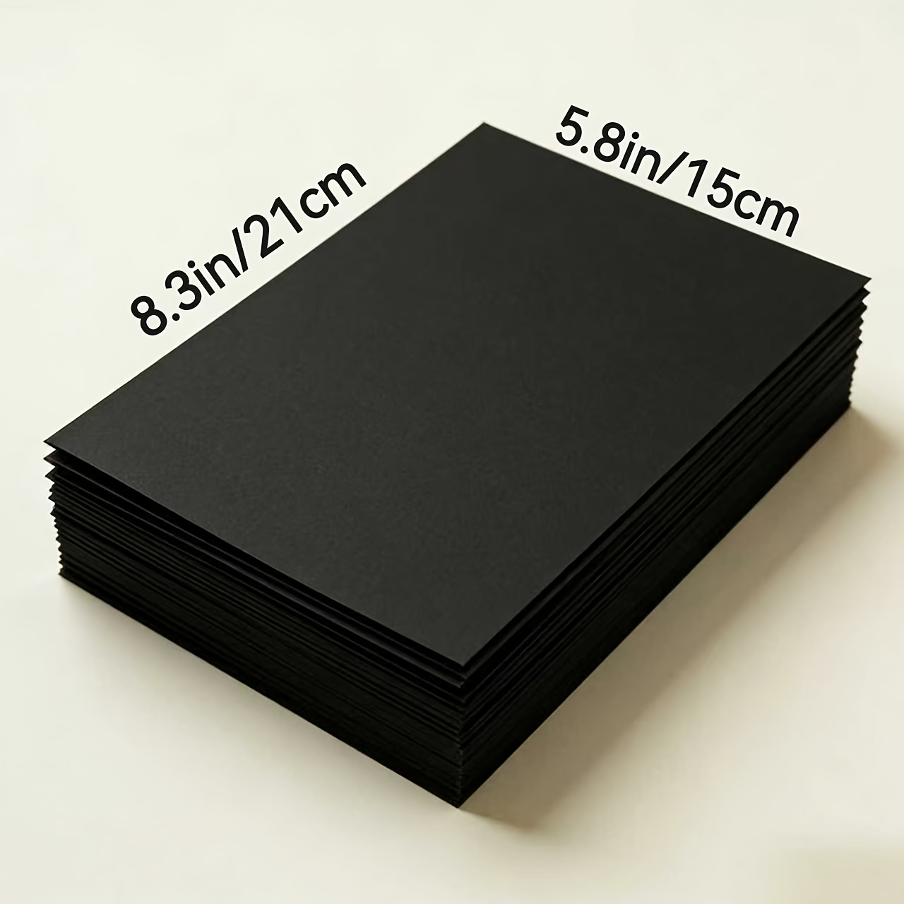 TEMU 32 Feuilles de Carton Cartonné Épaissi Noir Pur Mat - Mate, Rigide et Épais, Difficile à Plié. Convient pour la Peinture, les Fêtes à Thème, les