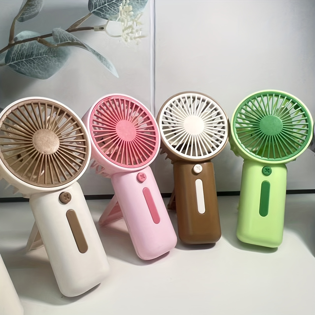 Mini Ventilador Portátil de Mano Disponible en 4 Colores - Portátil y Compacto (Sin Costo) - Adecuado para Múltiples Escenarios