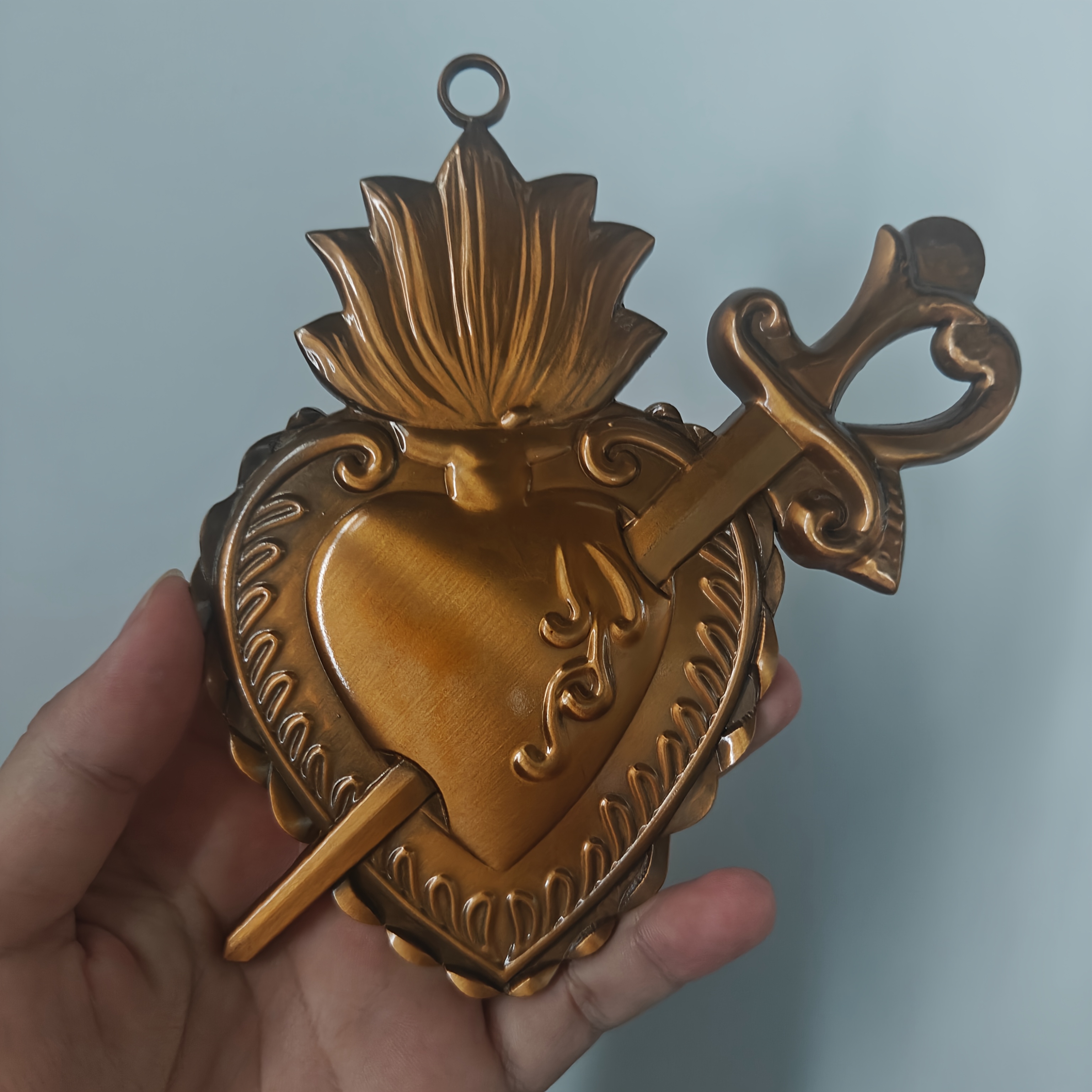 TEMU [1pc] Épée Gothique Cœur Perforé Croix Décoration Murale Médiévale Rétro Métal Cœur Sacré Pendentif Perforation Décoration Murale Religieuse