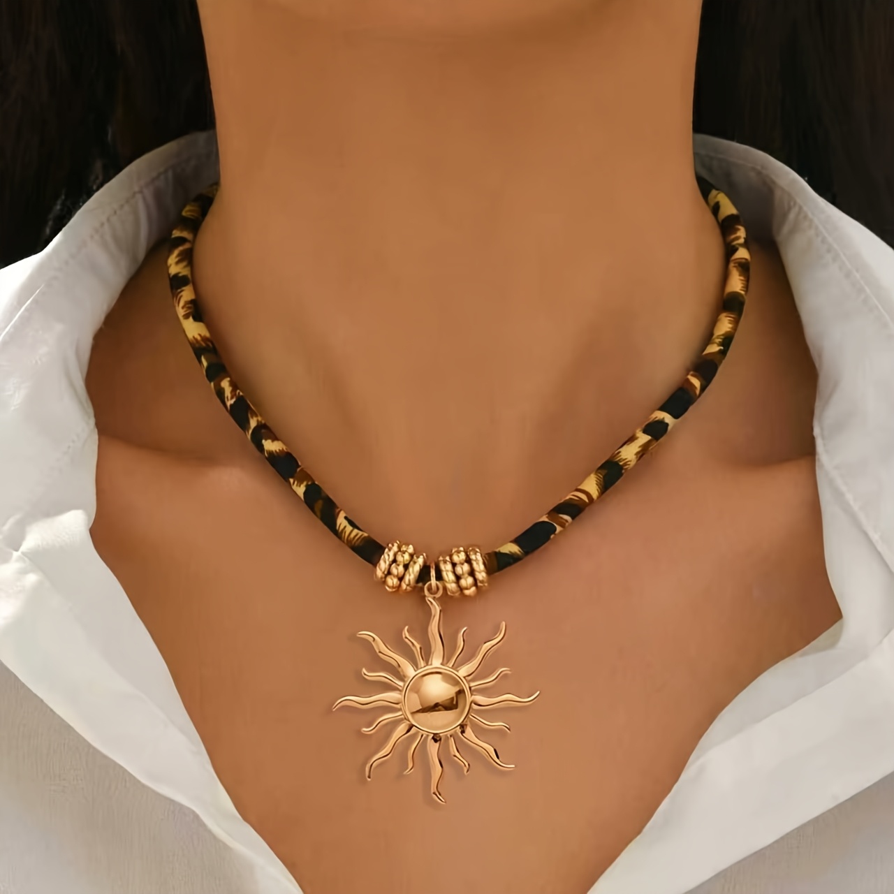 E-shop Eine Anhänger-Halskette für Damen mit einem Vintage-Bohemian-Metall-Sonnchen-Anhänger, entworfen für Herbst- und Winterurlaube, mit einem