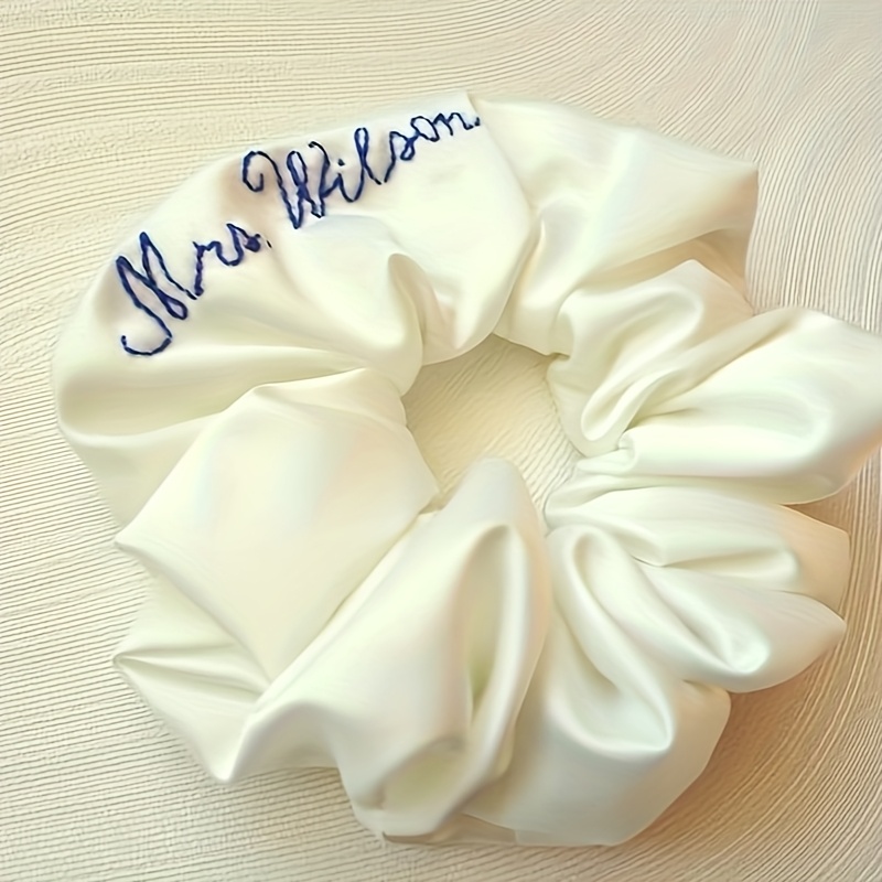 E-shop Personalisiertes Handbesticktes Scrunchie Haargummi - Individueller Name auf Elfenbeinfarbener Satinartiger Stoff, Elegantes