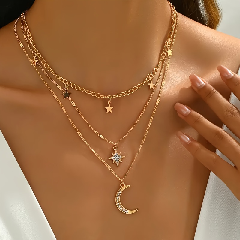 TEMU Un collar con un diseño de inspiración bohemio, que multicapa y un colgante adornado con diamantes de . Tiene una cadena ajustable, lo que lo