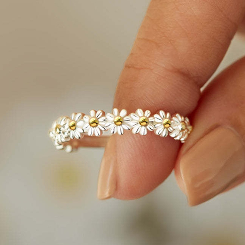 Image of A Small Daisy Flower Fashionable, Elegant, And Versatile Women's Ring With An Adjustable Open Setting. An Ideal Gift For . Suitable For Daily Commutes, Parties, Vacations, And Music Festivals