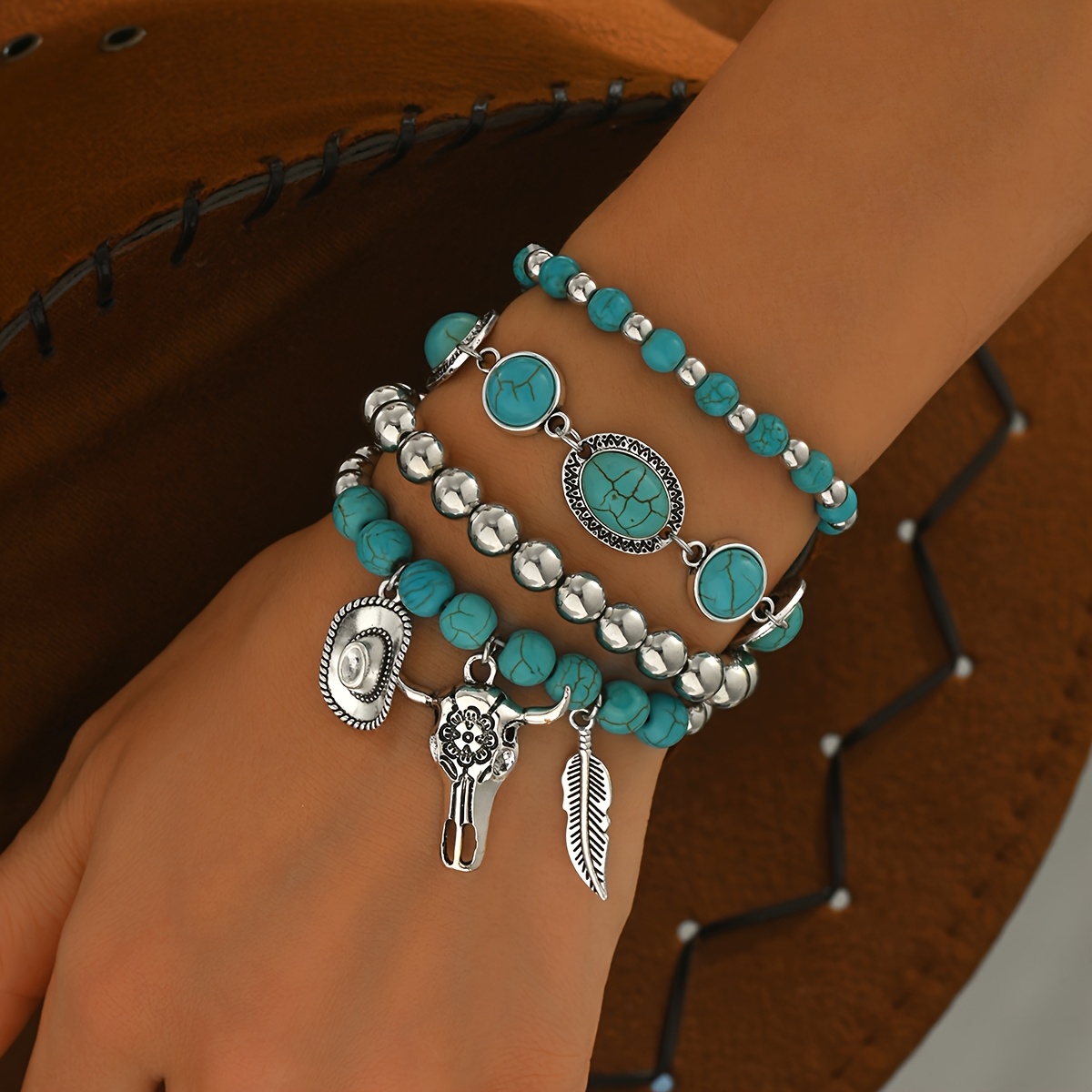 E-shop Set mit 4 stylischen Damen-Lagenarmbändern mit synthetischem Türkis, Bull Skull und Cowboy-Charms, für und Freizeitaktivitäten