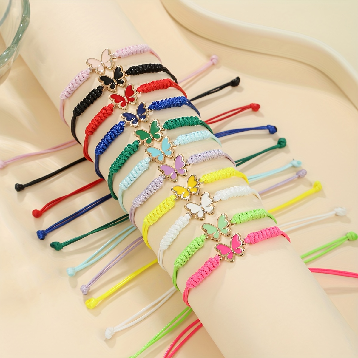 E-shop Set mit geflochtenen Sommer-Armbändern für Damen mit Schmetterlings- und Öltropfen-Anhängern