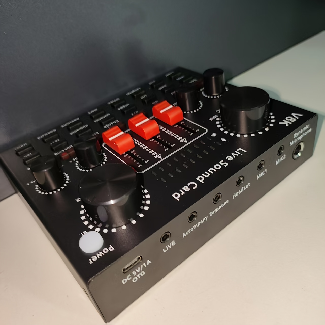 Професионален аудио интерфейс Live Sound Card V8K с напрежение под 36V, с USB кабел за зареждане и вградена 18650 литиева батерия за преносимост - идеален за външно стрийминг, запис, озвучаване и пеене