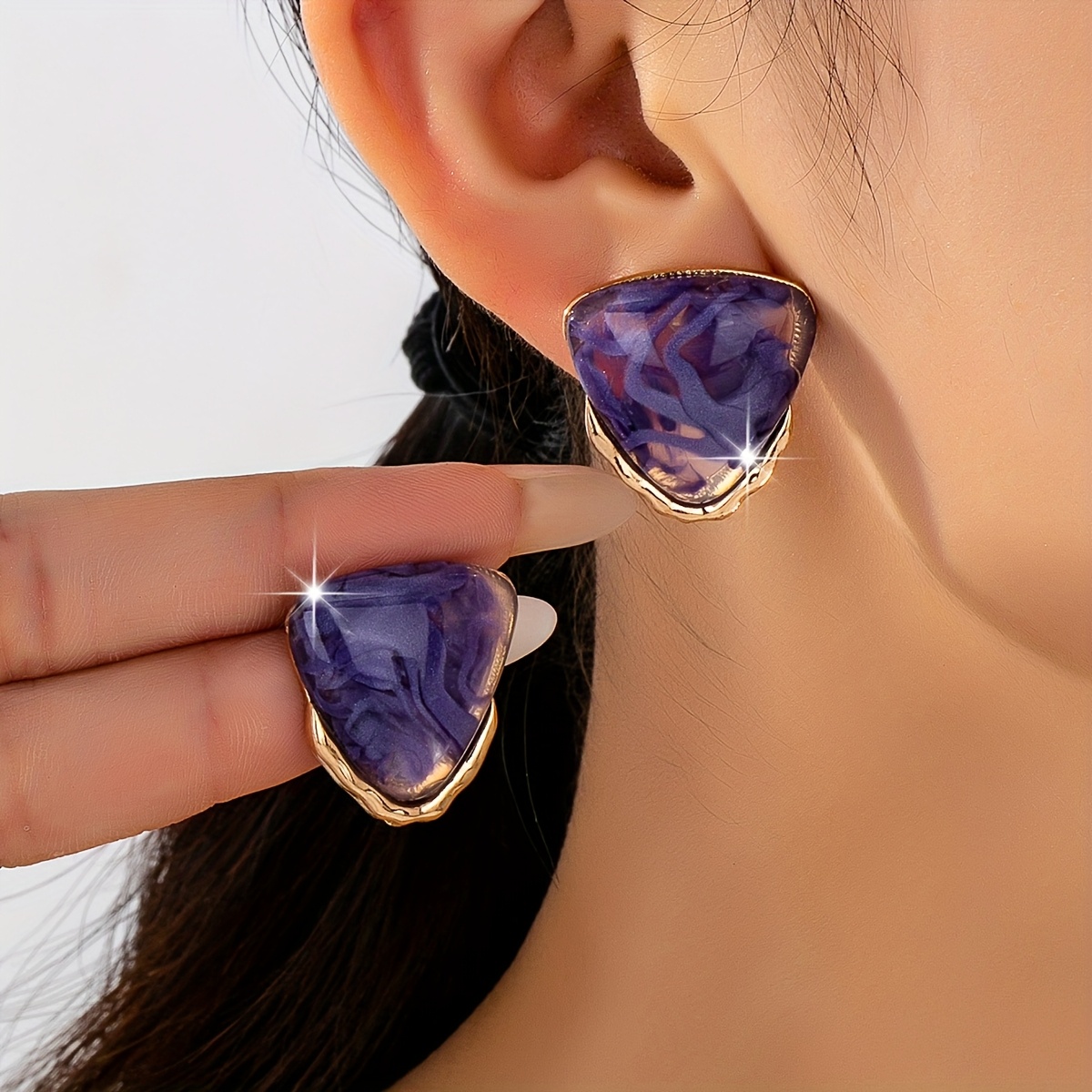 E-shop Ein Paar Leicht Luxuriöse Nischenstil Zweifarbige Resin Casual Mode Persönlichkeit Vielseitig Damen Ohrstecker