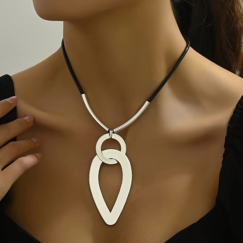 

Fashionable Glossy Hollow Round & Water Drop Pendant Necklace Simple Vacation Style Alloy Clavicle Chain Jewelry