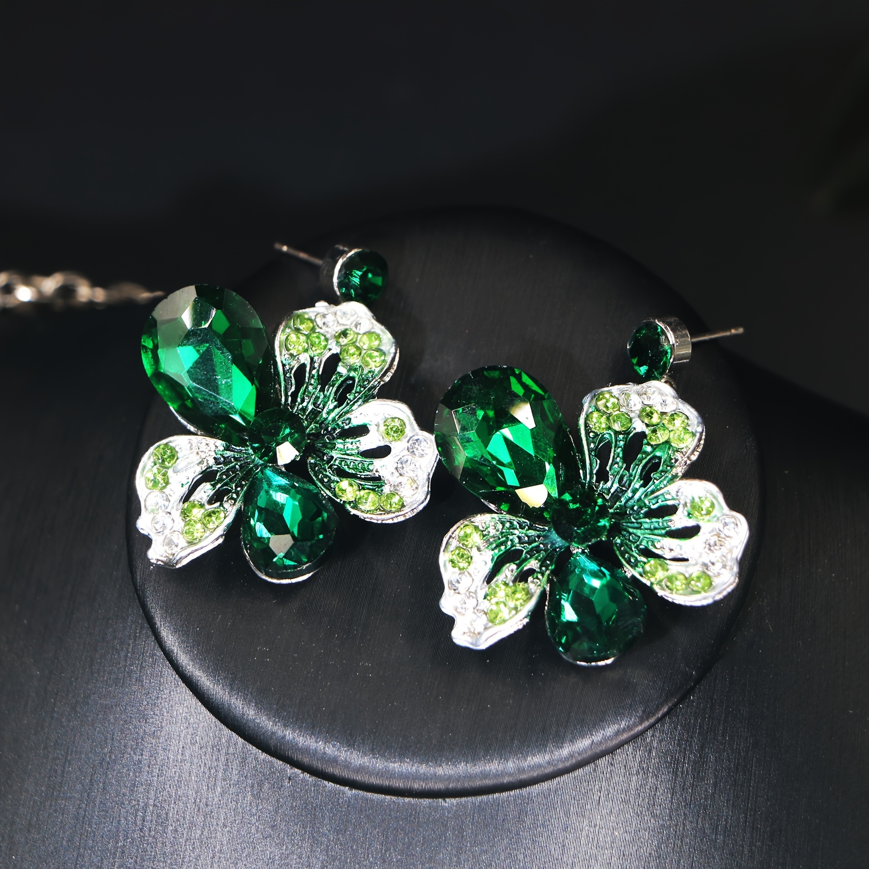 A Luxurious And Sparkling Floral Colored Necklace And Earring Set, Perfect for Brides, Wedding Jewelry, And Party Accessories with a Bling Effect.