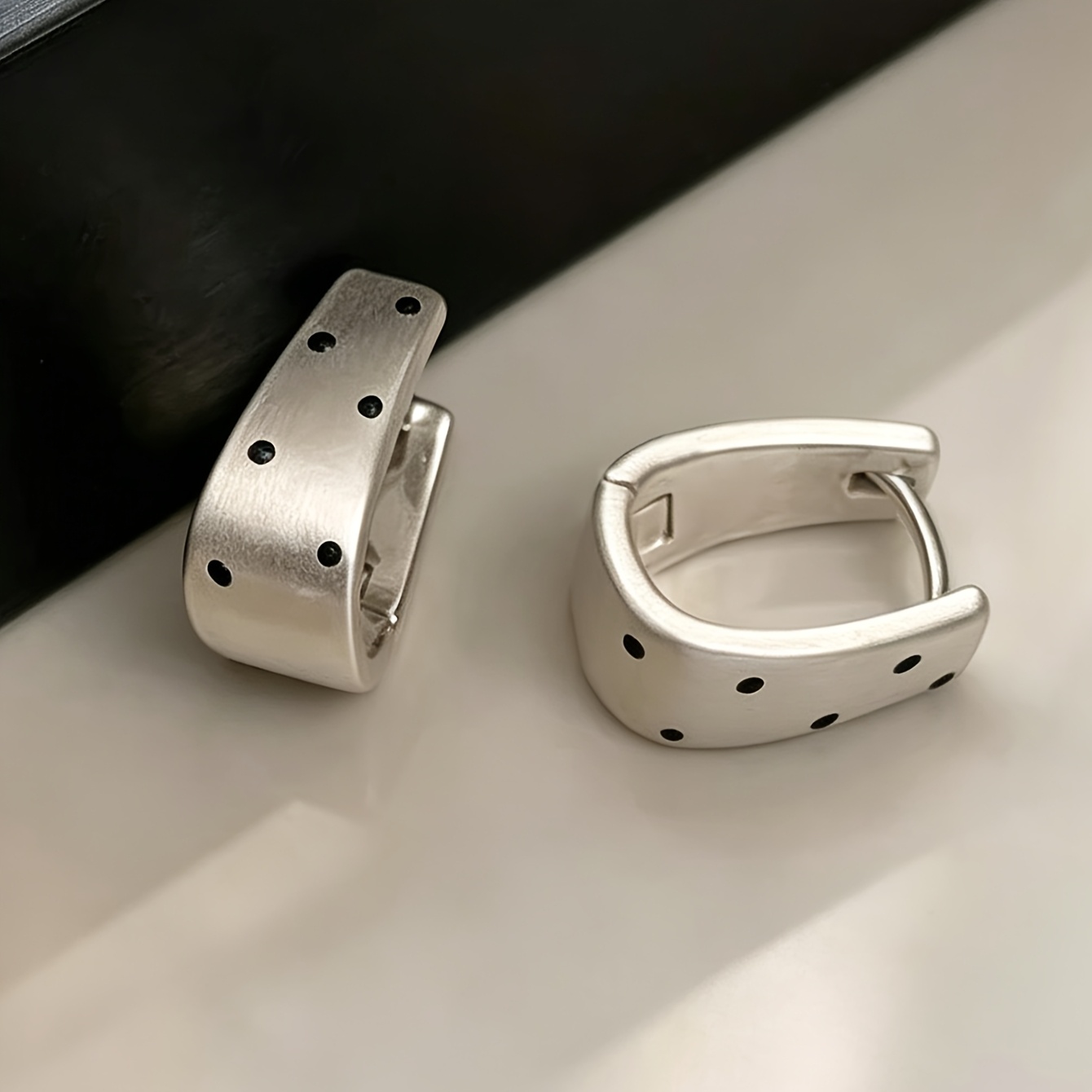 TEMU 1 Paire de boucles d'oreilles cerceaux brossées à pois géométriques faciles et tendance, adaptées à un usage et décontracté pour femmes