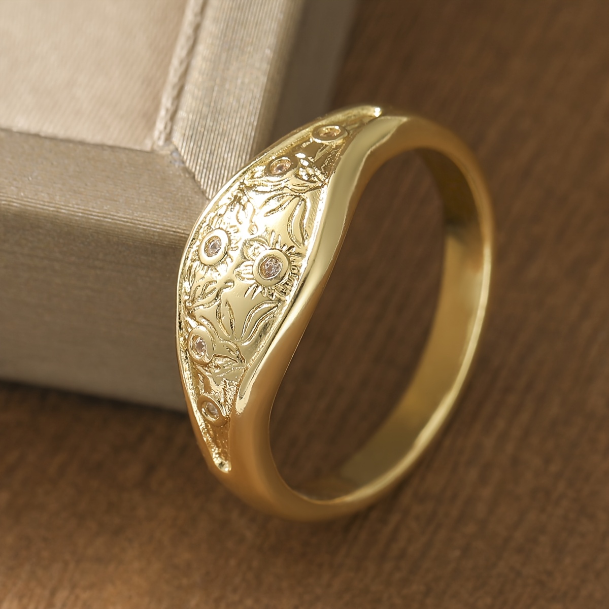 Women's Vintage Copper Ring with Synthetic Zirconia Inlaid