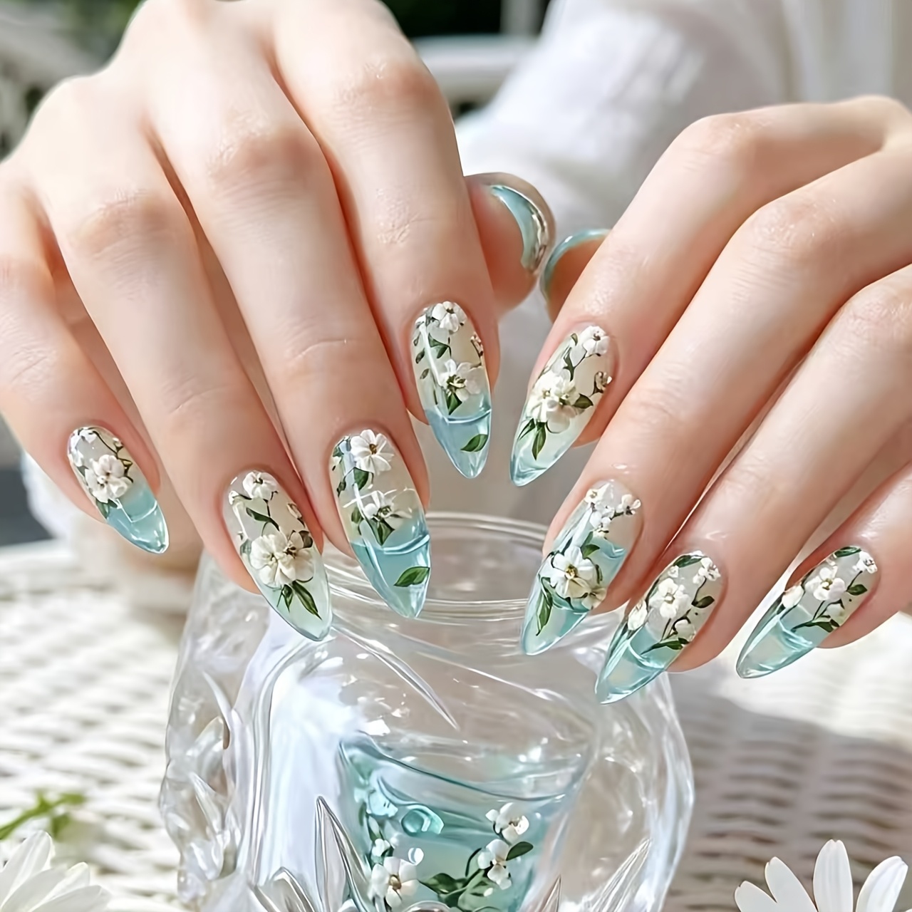 TEMU Lot de 24 faux ongles haut de gamme à pression pour mains et pieds - longue avec de jasmin blanches, base dégradée transparent, brillants pour