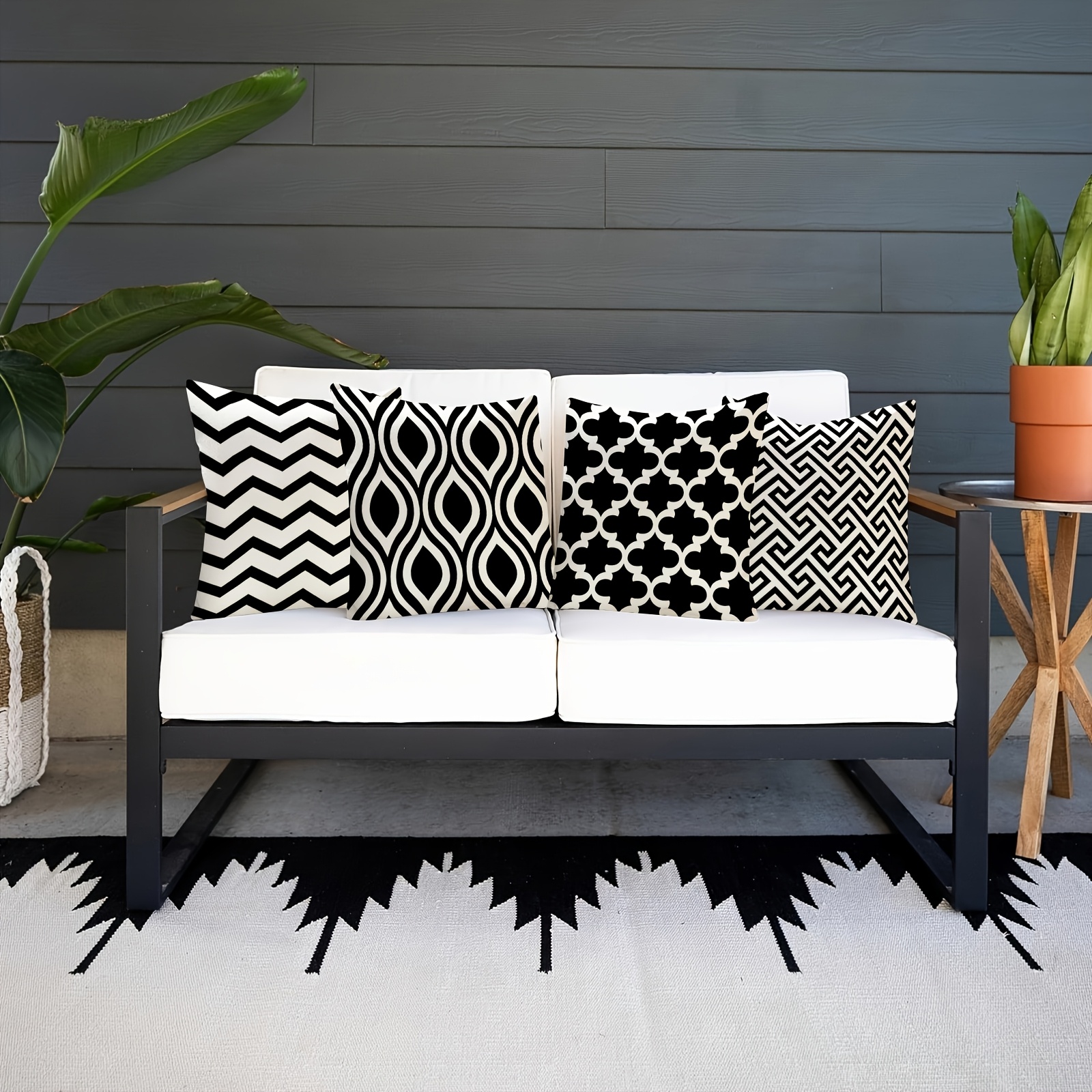 E-shop Set mit 4 modernen, minimalistischen Kissenbezügen mit schwarz-weißem geometrischem Muster, erhältlich in drei Größen, Outdoor-Kissenbezüge für