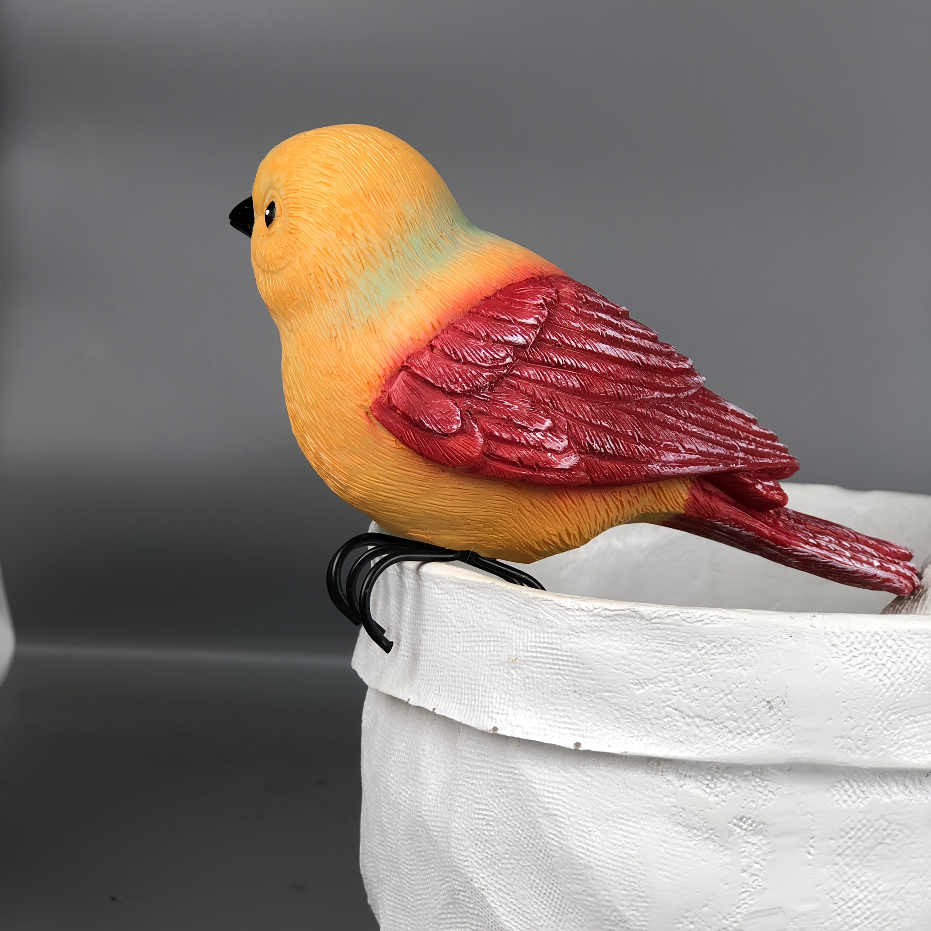 A Popular Cute Bird Pendant Made Of Resin, Featuring A Design. Lightweight Yet Sturdy, Making It A Piece For Vases And Plants, A Touch Of Natural Vitality To Or Courtyard