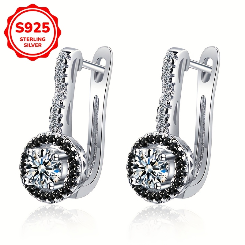 

A Pair Of Ladies' Stylish Earrings, Featuring Of Zirconia And Hollow , Weighing 4.2 Grams In 925 Silver, Suitable For Daily Commuting Wear.