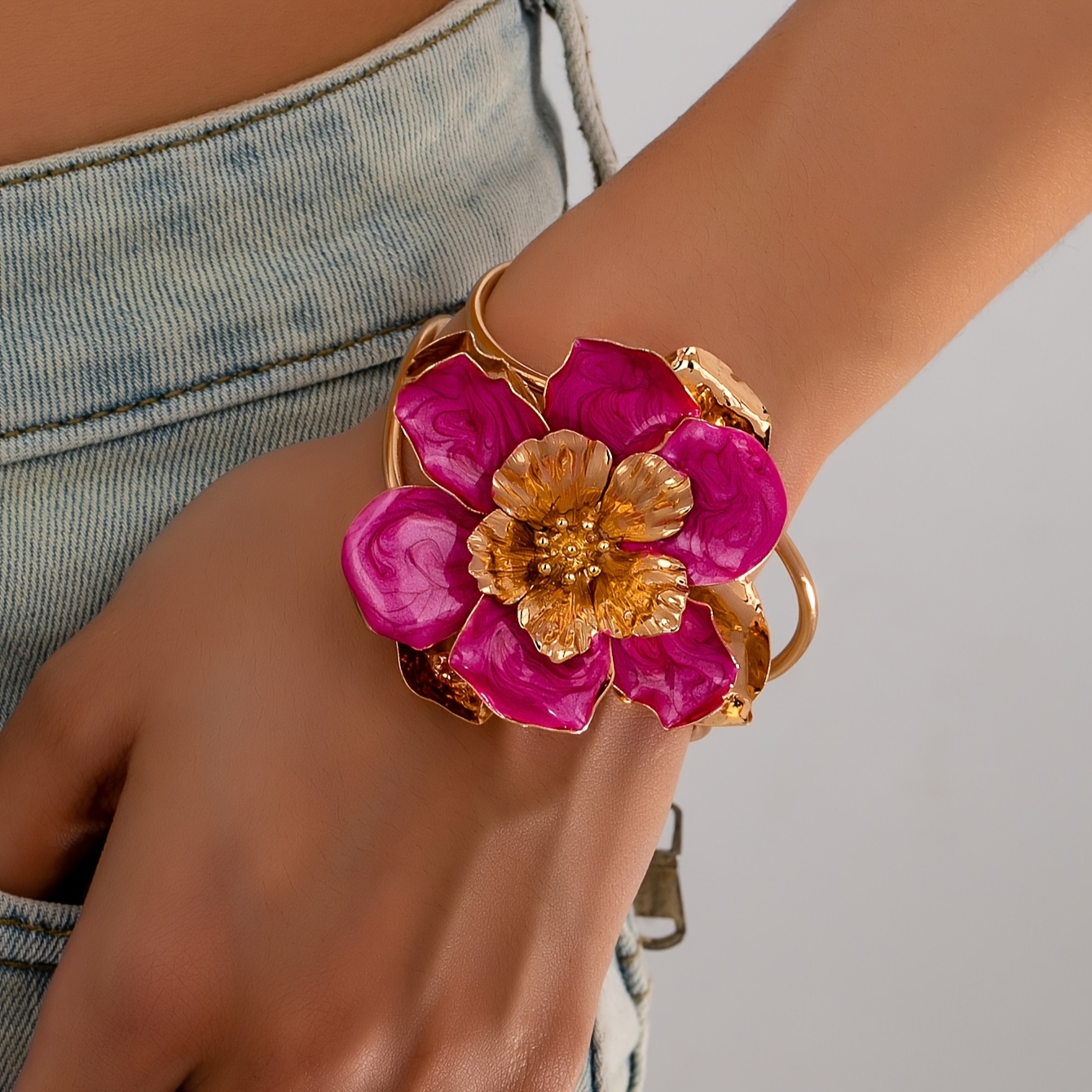 E-shop Stilvolles vielseitiges geometrisches Armreif für Damen mit Blumenmuster lebhaftem Emaille-Tropf-Effekt für den