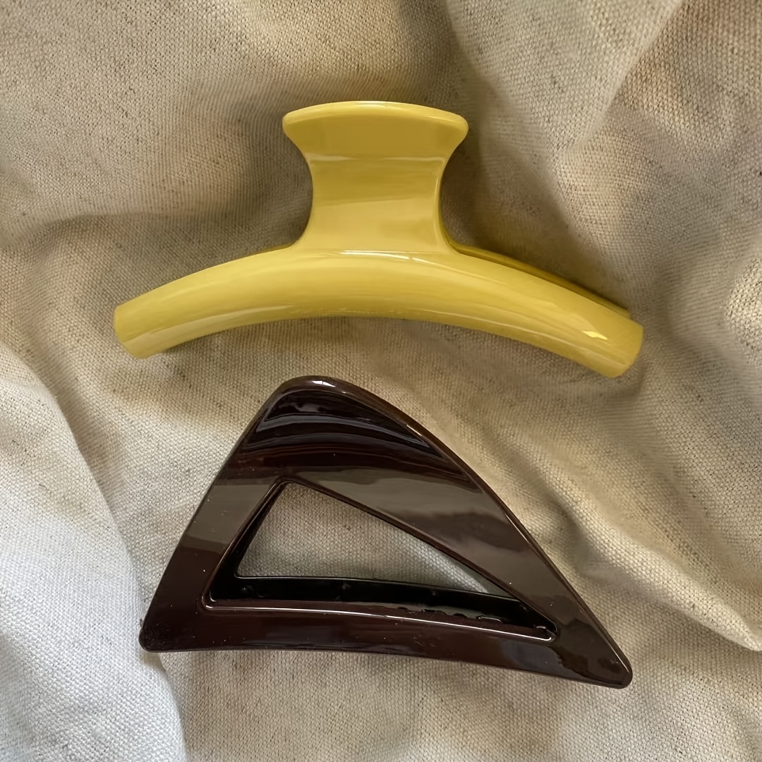 TEMU Juego de 2 pinzas de pelo de acrílico y sencillas: estilo crema combinado con estilo triangular marrón . Los colores son versátiles y