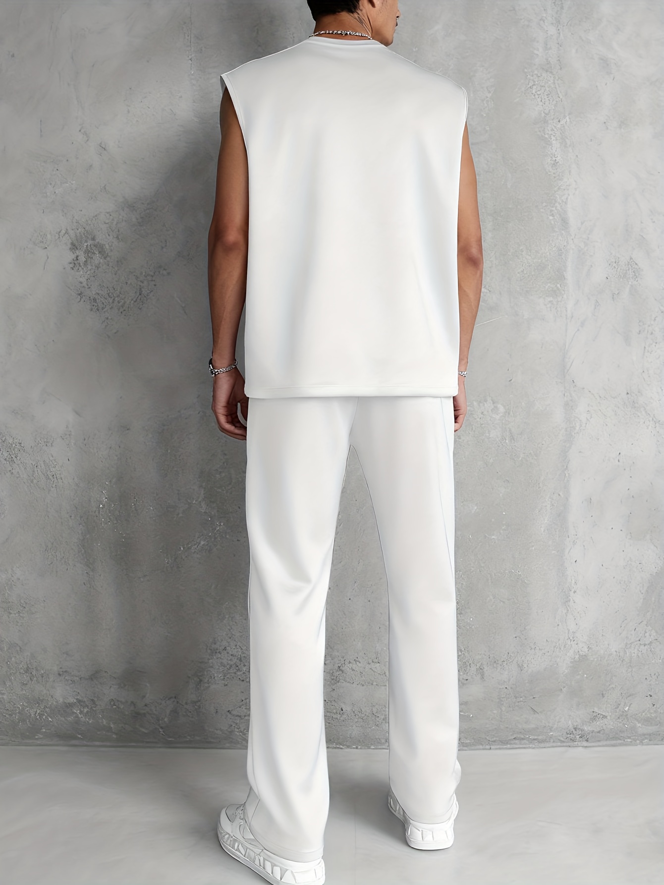 Sleeveless Top Paired with Wide-Leg Pants, This All-White Outfit Is Absolutely Stunning