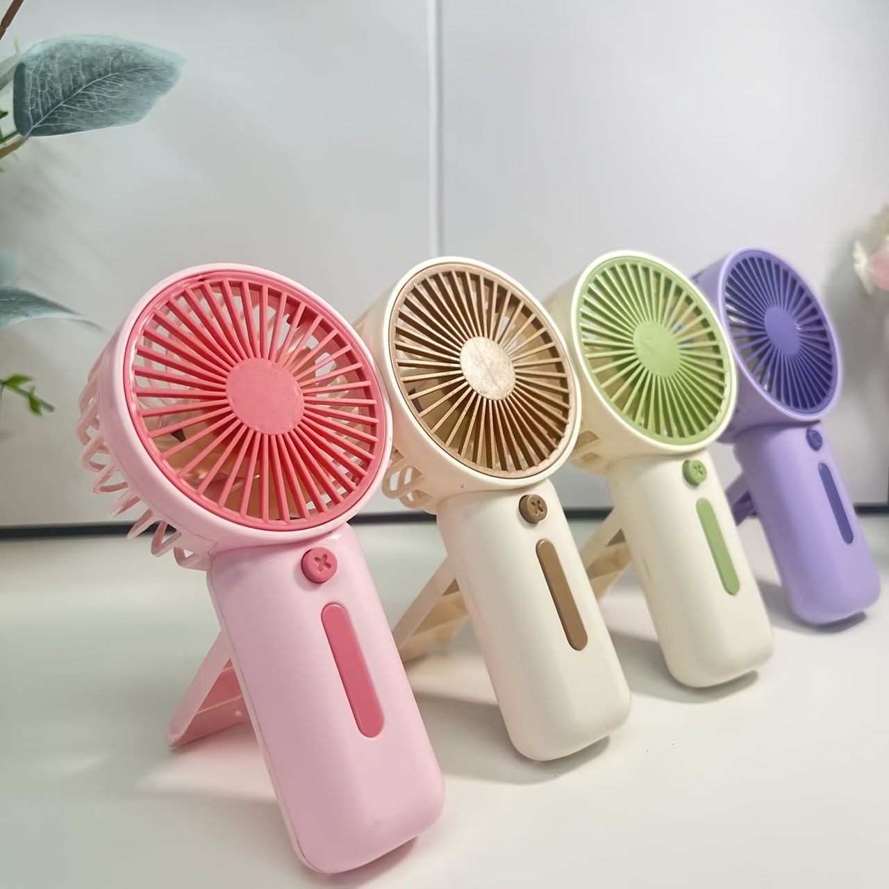Mini Ventilador Portátil de Mano Disponible en 4 Colores - Portátil y Compacto (Sin Costo) - Adecuado para Múltiples Escenarios