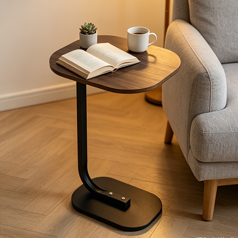 C-formet sofa sidebord - Et pladsbesparende moderne design. Det har en robust metalbase og valnøddepaneler. Det flerlagsdesign er velegnet til at placere kaffe og snacks. Det er møbel til stuen og natbordet i soveværelset.