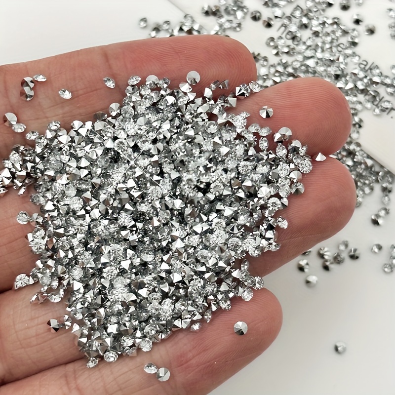 TEMU Manucure japonaise du style que de l'Elfe avec au fond, amoncellements de brillants, accessoires pour ongles, décoration en strass argenté et