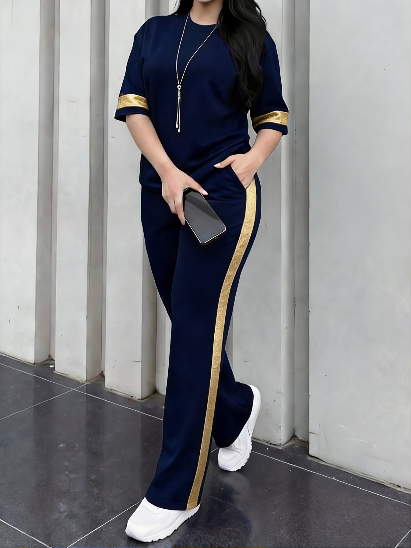Ensemble Doré Bordures Métallisées — T-shirt & Pantalon Large Femme Ensemble décontracté à la mode avec bordures dorées : T-shirt à manches mi-longues, doux pour la peau et respirant + Pantalon à jambes larges et taille haute. Ensemble 2 pièces pour femme de style européen et américain, ensemble élégant 2 pièces multicolore. Pantalon à jambes larges et manches