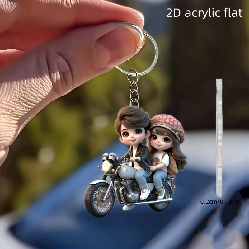 අයිතම පින්තූරය [2D Flat] [2D Flat] 2D නිර්මාණය, හුරුබුහුටි යුවළක් යතුරුපැදියකින් ගමන් කරන ඇක්‍රිලික් යතුරු පුවරුව - විචිත්‍රවත් වර්ණ, කල් පවතින ඇක්‍රිලික් ද්‍රව්‍ය, යතුරු සහ සැරසිලි මෙන්ම නත්තල් ගස් සහ සාද සැරසිලි සඳහා සුදුසු සංයුක්ත ප්‍රමාණය - මධ්‍යස්ථ කදිම තෑග්ගක්, 3D නොවේ