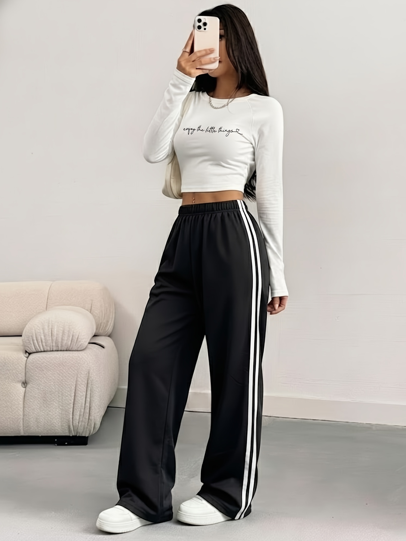 immagine dell'articolo completo casual da donna in due pezzi, con top cropped a maniche lunghe con stampa di lettere abbinato a pantaloni a   larga con   laterali,   per lo street  2k in  , estate e   per il relax a casa