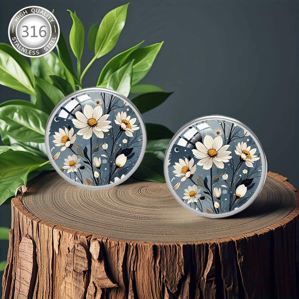 E-shop Ein Paar 12-mm-Ohrringe mit lebhaftem und natürlichem grau-weißem Gänseblümchen-Design aus 316 Edelstahl, mit hypoallergenen Materialien und