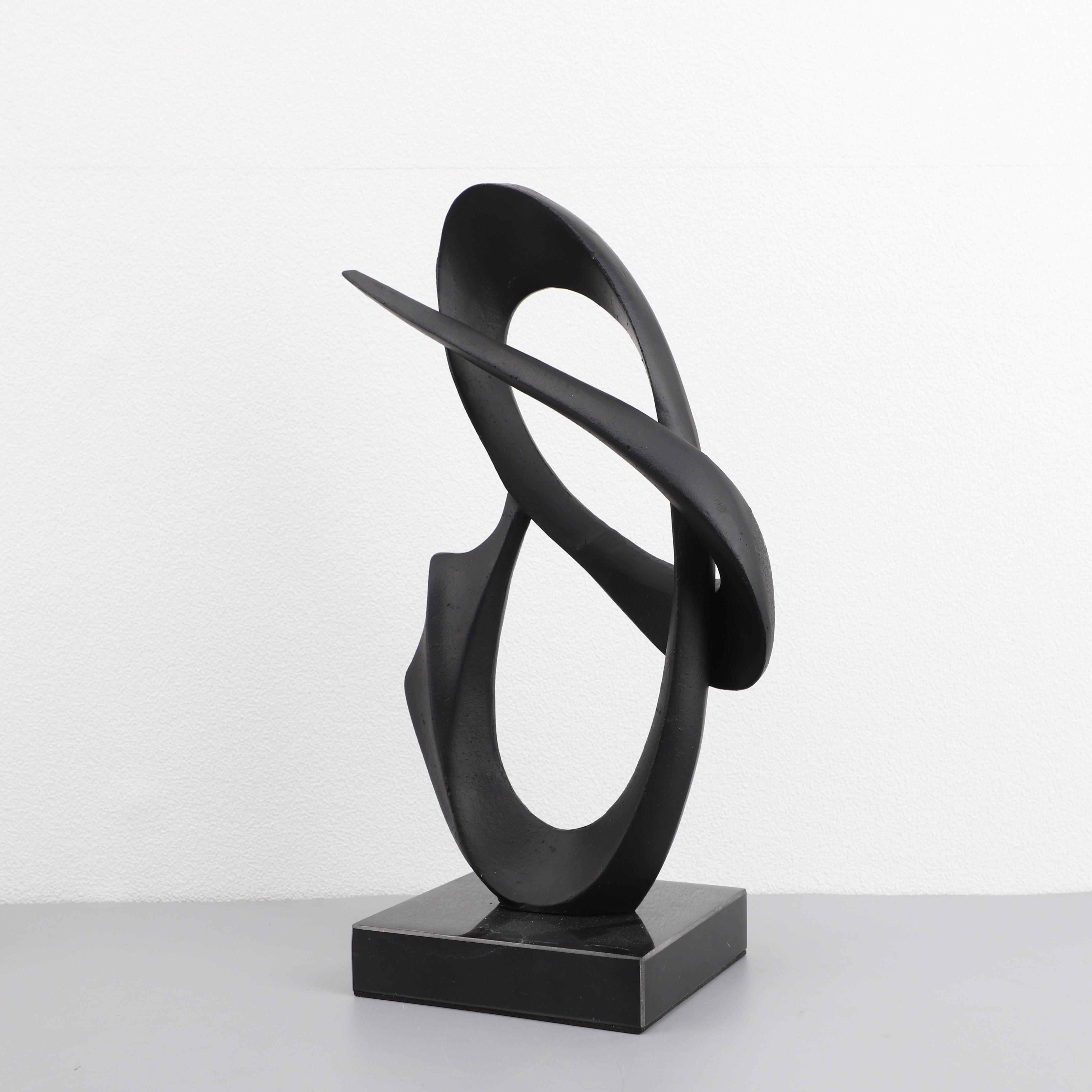 1pc Modern Abstract Creative Cast Iron Art Decoration Marble Base Black Simple Sculpture Desktop Soft Decoration