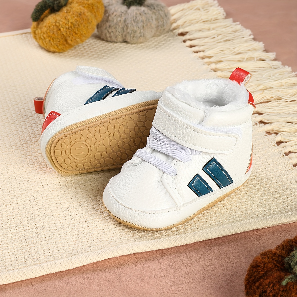 Een paar nieuwe, warme, fleece sportschoenen