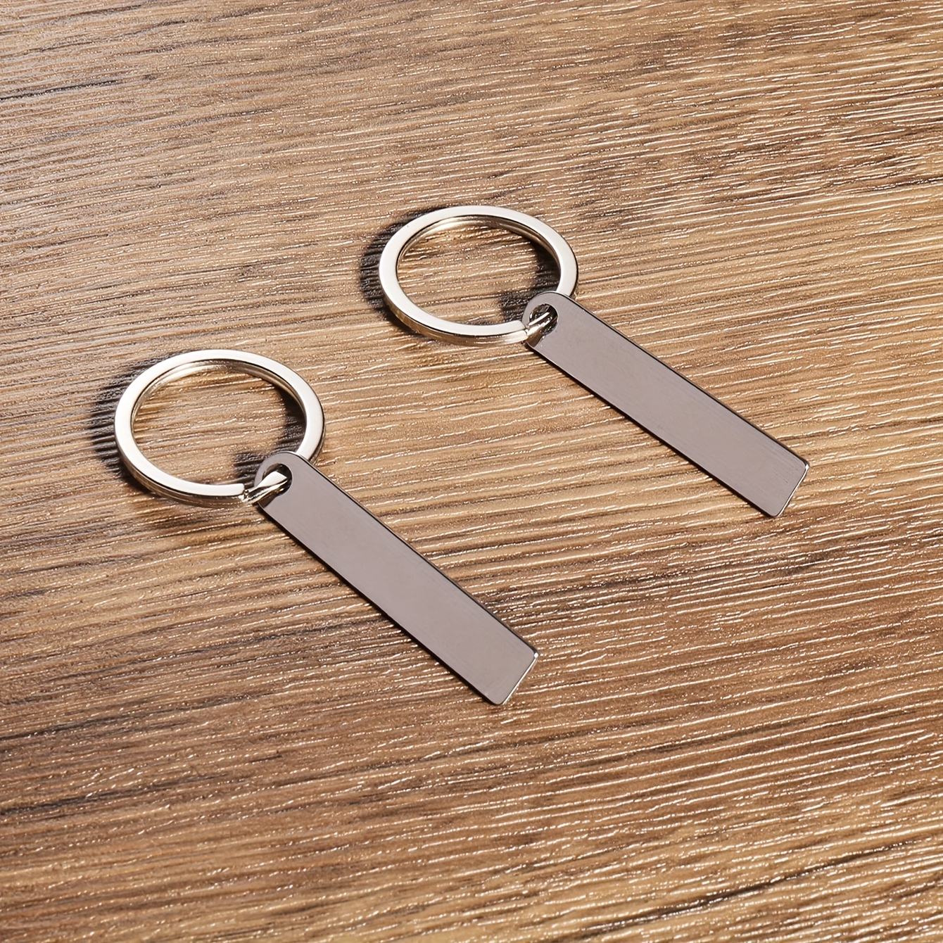 E-shop 2 Stk. personalisierbarer minimalistischer Schlüsselanhänger aus Edelstahl mit personalisiertem Text für verlorene Gegenstände oder