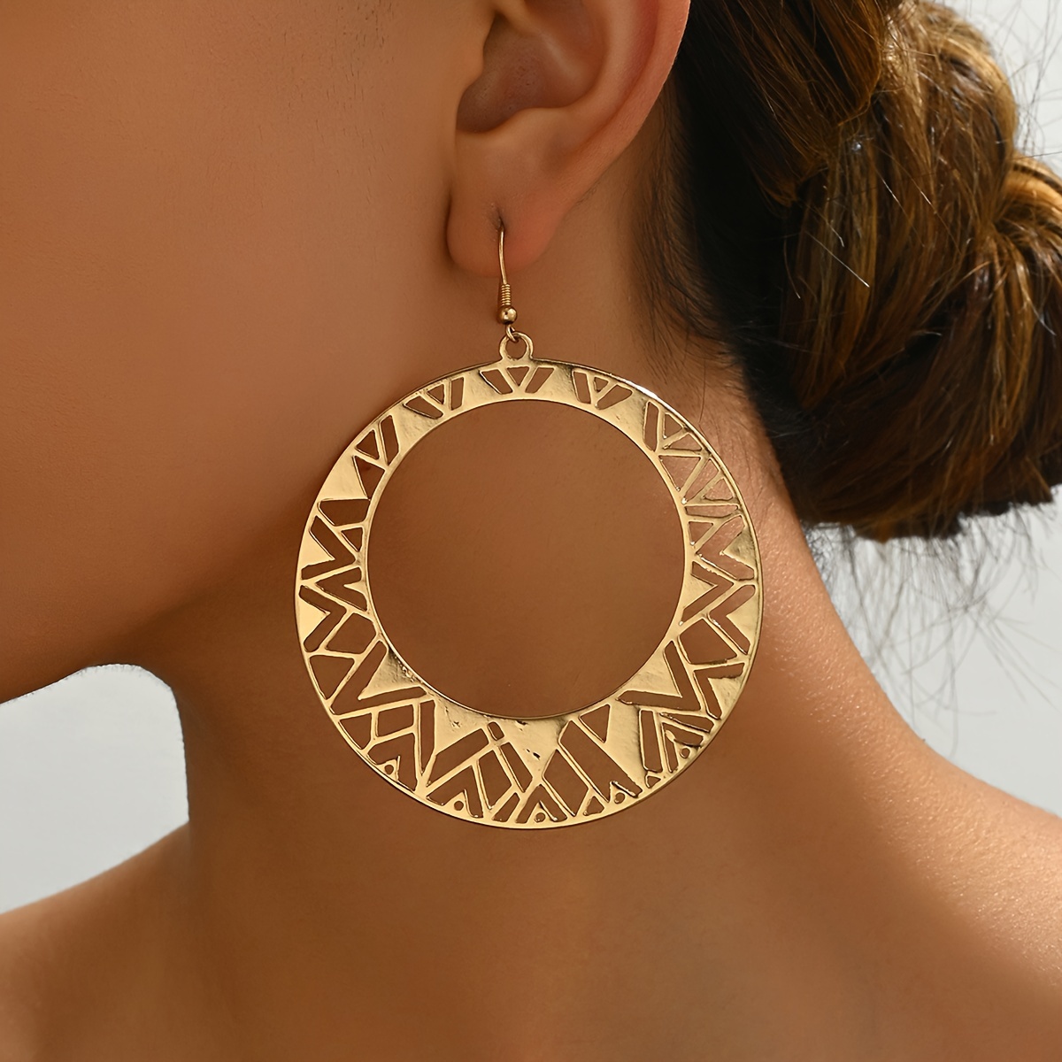 TEMU A Pair Of Elegant And Luxurious Patterned Hoop Earrings With Intricate Golden Bohemian Lace Designs.