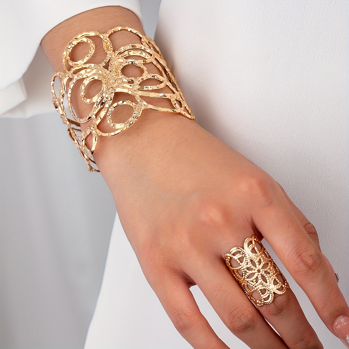 

2pcs Bohemian Style Golden- Hollow Floral & Geometric Bracelet And Ring Set For Women - Intricate Design, Ideal For & Parties, Cute Bracelets