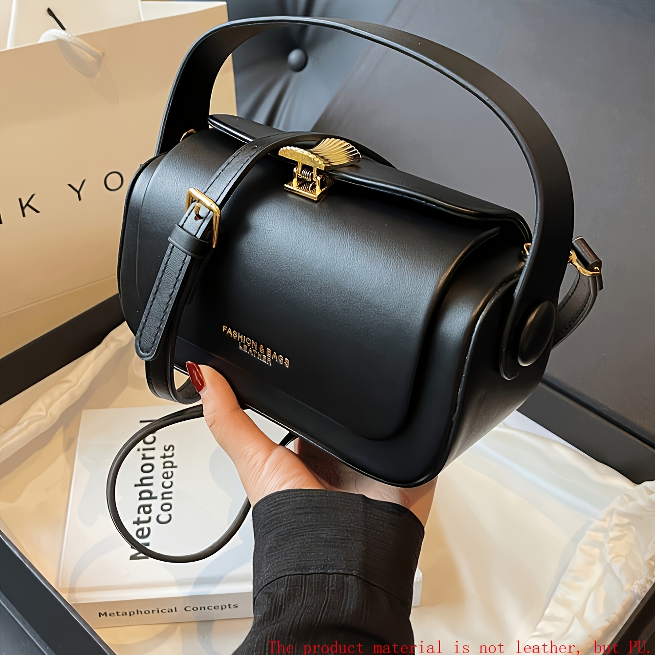 Bolsa de Mão Preta Estilosa com Detalhes em Metal Dourado 4