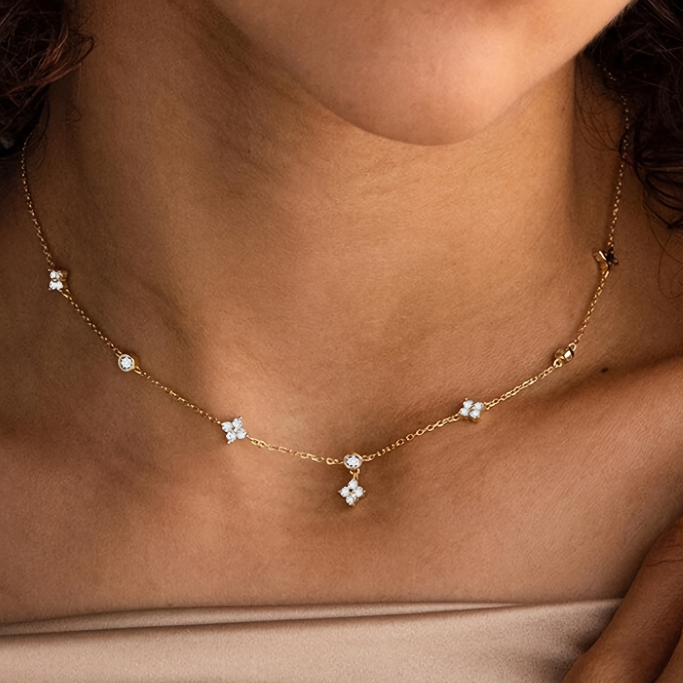 E-shop Eine Halskette aus Edelstahl mit , Sternenhimmel und vierblättrigem Kleeblatt für Damen, die einen hochwertigen und leichten Luxus-Charm