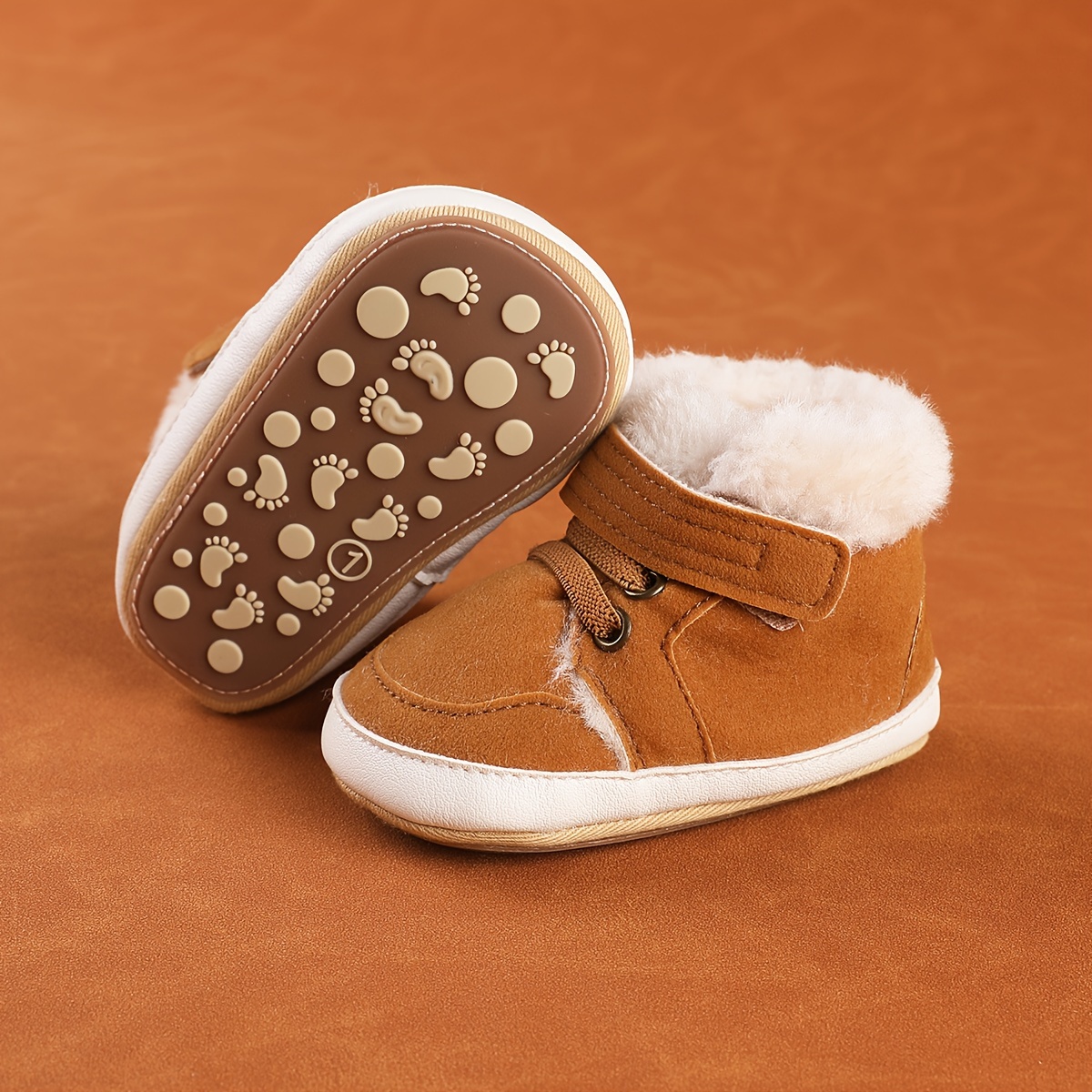 Een paar dikke, met fleece gevoerde laarzen voor jongens en meisjes