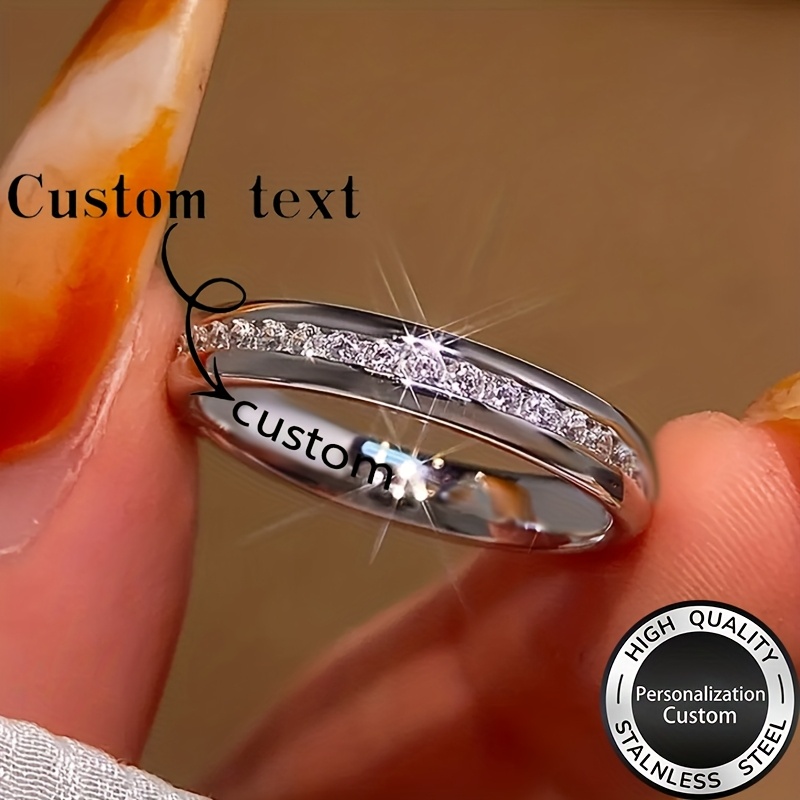 TEMU [Personnalisation] 1pc Bague Gravé Personnalisé 4Mm de Large Bague de Mariage Tendance Bijoux Bague de Fiançailles Micro Pavé Synthétique Bague