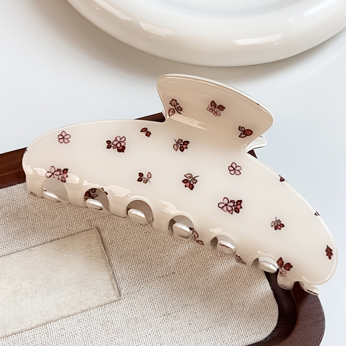 TEMU 1pc Vintage Ditsy Floral Print Hair Claw Clip, Cream Beige Large Non-slip Shark Clip, Glossy Minimalist Hair Jaw Clamp, Women Casual Accessories