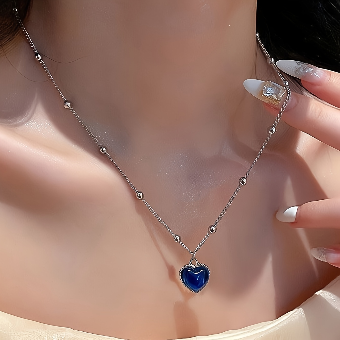 1pc Collar Elegante con Cambio de Color Sensible a la Temperatura para Mujeres - Joyería de Aleación de Zinc Estilo Dulce con Colgante de Corazón Azul, Perfecto para Vacaciones, Fiestas y Regalos del Día de San Valentín, Uso Todo el Año, Artículo Romántico, Acabado Metálico