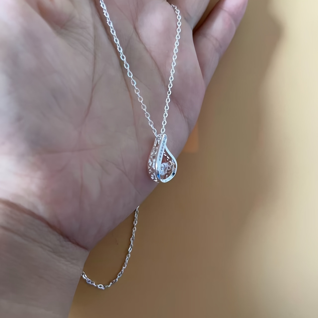 Women's Hypoallergenic Dynamic Waterdrop Pendant Necklace