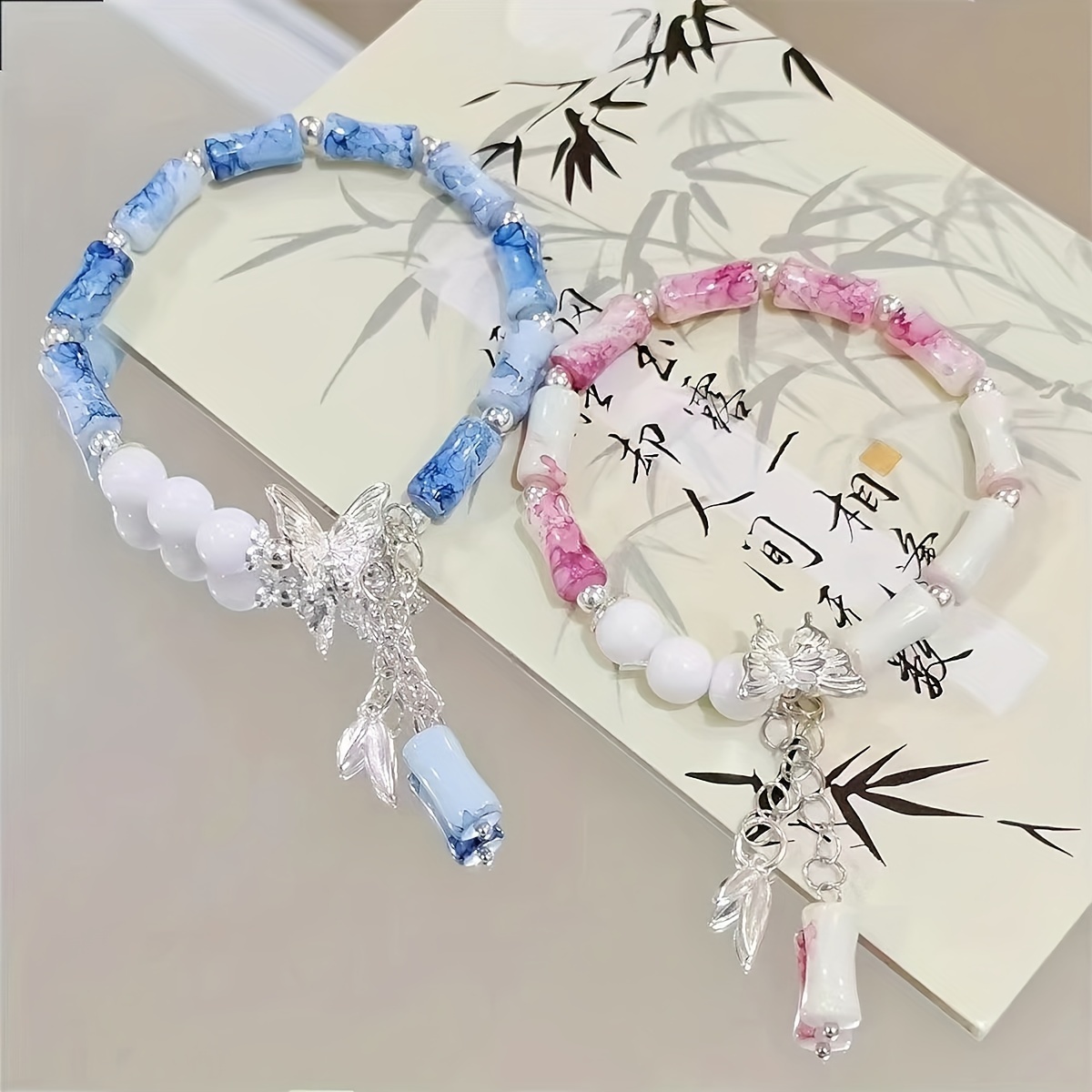 

Bracelet Élégant du Bambou avec Papillon, Artisanat en Verre, pour Tenue Décontractée & Cadeau