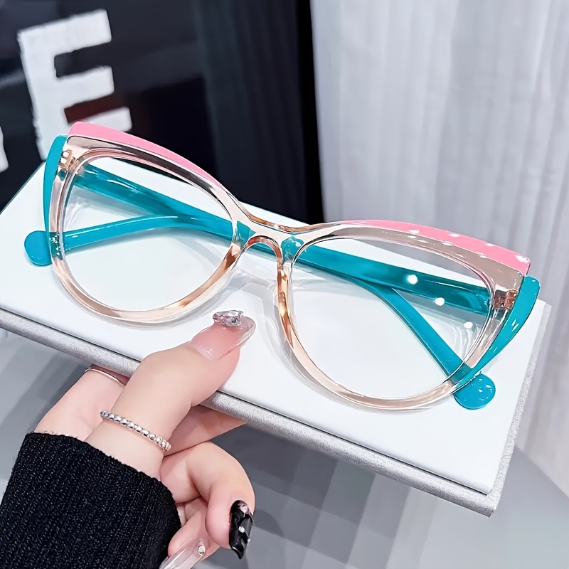 A Pair of Vintage-Style Cat-Eye Glasses Suitable for Both Men And Women, Featuring a Trendy Leopard Print Color-Block Design. They Are Perfect for Everyday Wear And Office Commutes